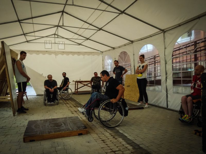 Андрій Чеберяк демонструє техніку подолання бордюрів